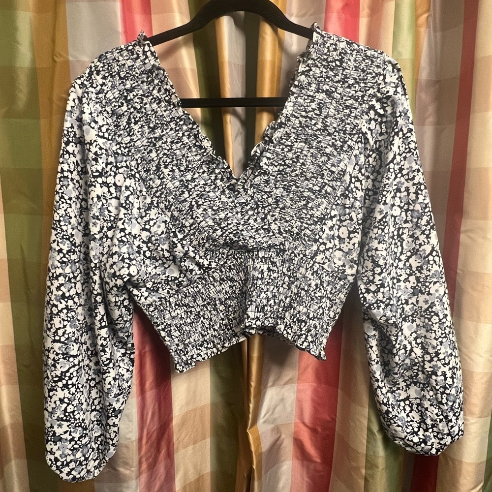 Abercrombie & Fitch Navy and White Smocked Floral Crop Top